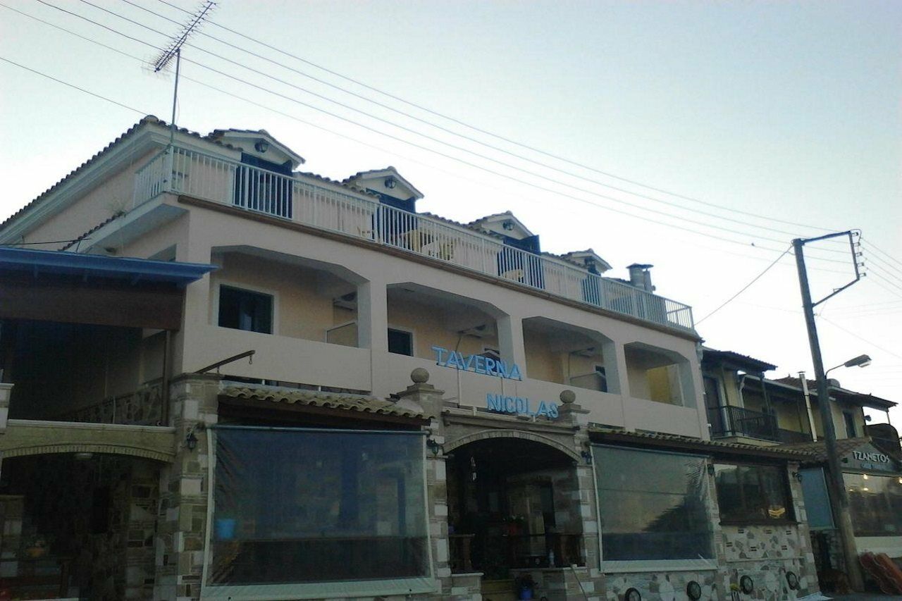 Ocean Breeze Apartment Keri Exterior photo